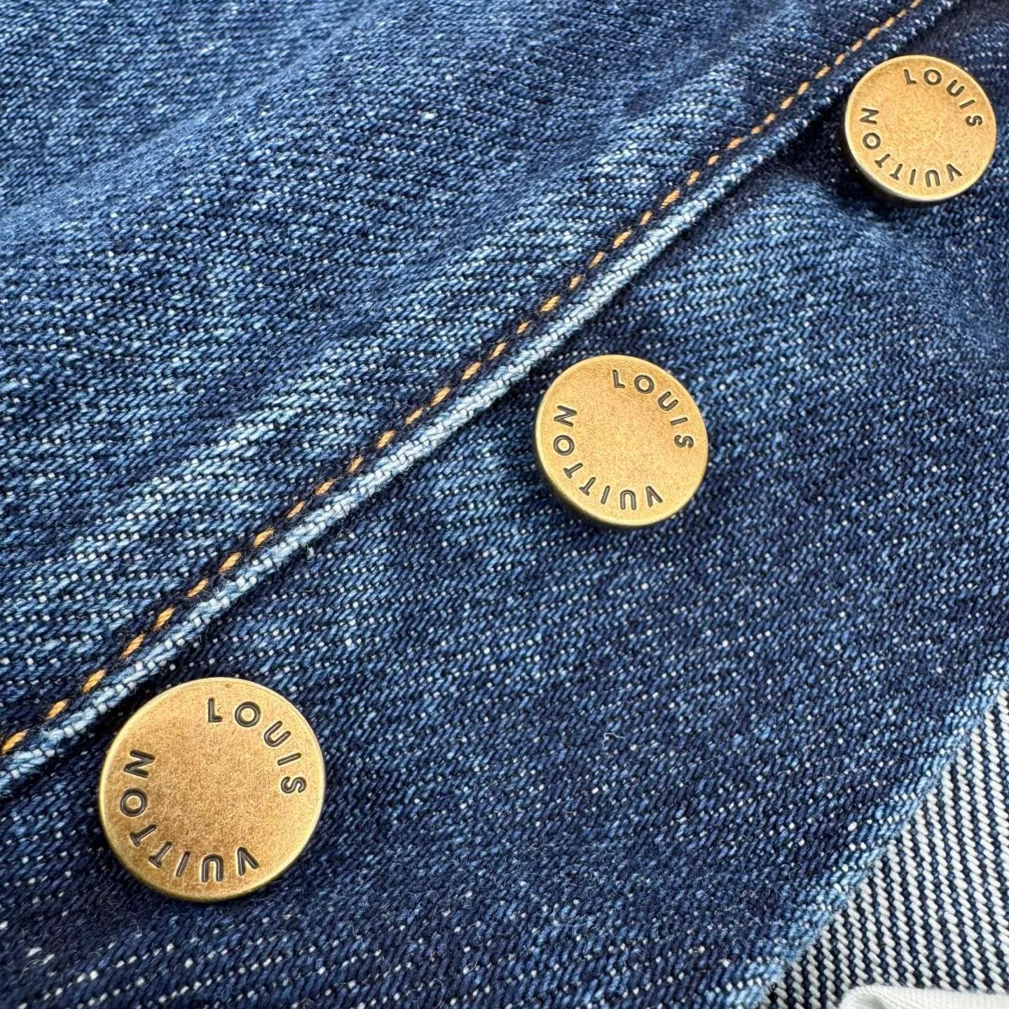 🅿️590 1v 25SS Hubby gradient presbyopic denim trousers. The original purchase is 18,000 and developed. The fabric is made of customized indigo thick double-woven cotton. It has high quality and is comfortable and close to the skin. It is based on a subtle gradient from dark blue to light blue. Unique blues artwork. Imperfect perfection. The Monogram Seeds pattern is laid out with a gradient effect. The looming posture quietly emerges and is fully recognizable. The Damier leather label on the back waist is lightly embossed with the LV letters, revealing the noble identity. It adds a delicate buffer between the romance of the gradient blue and the toughness of the workwear. The suit is worn for worry-free wear. It allows the wearer to become a walking color narrative. Digital printing technology adopts digital pattern design. The pattern is directly printed on the fabric through an inkjet printer to realize the Monogram Seeds operation. The transition is natural. The pattern is clear, and the rub-and-wrinkle cat whisker technology and the gun-painted cat whisker technology are combined. Priority is given to hand-rubbing in specific areas to achieve a natural wrinkle effect, and then specific tools are used to draw a cat's whisker-shaped texture. The visual effect is full, and multiple sand scrubbers are used to rub the specific parts with a high-pressure spray gun to achieve a local gradient effect. Then, a unique texture pattern is created through frosting technology. The workmanship is extremely complex, time-consuming and labor-intensive, and the double process of washing and light frying is used. The denim material is desizing and cleaned first, and then sand washed to produce a fading effect. Therefore, special chemical treatment is used to stir-fry the color to give the denim jacket a special contrasting color effect. Size:30-31-32-33